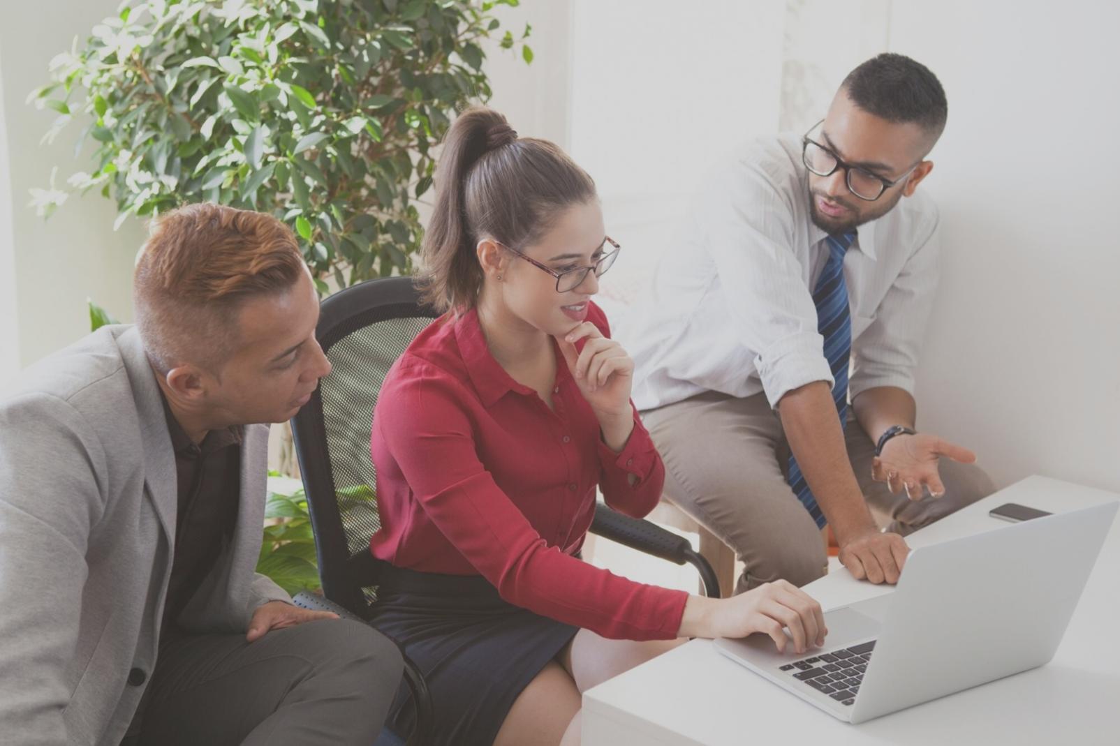 Sesión de trabajo colaborativo entre mentor e estudiante